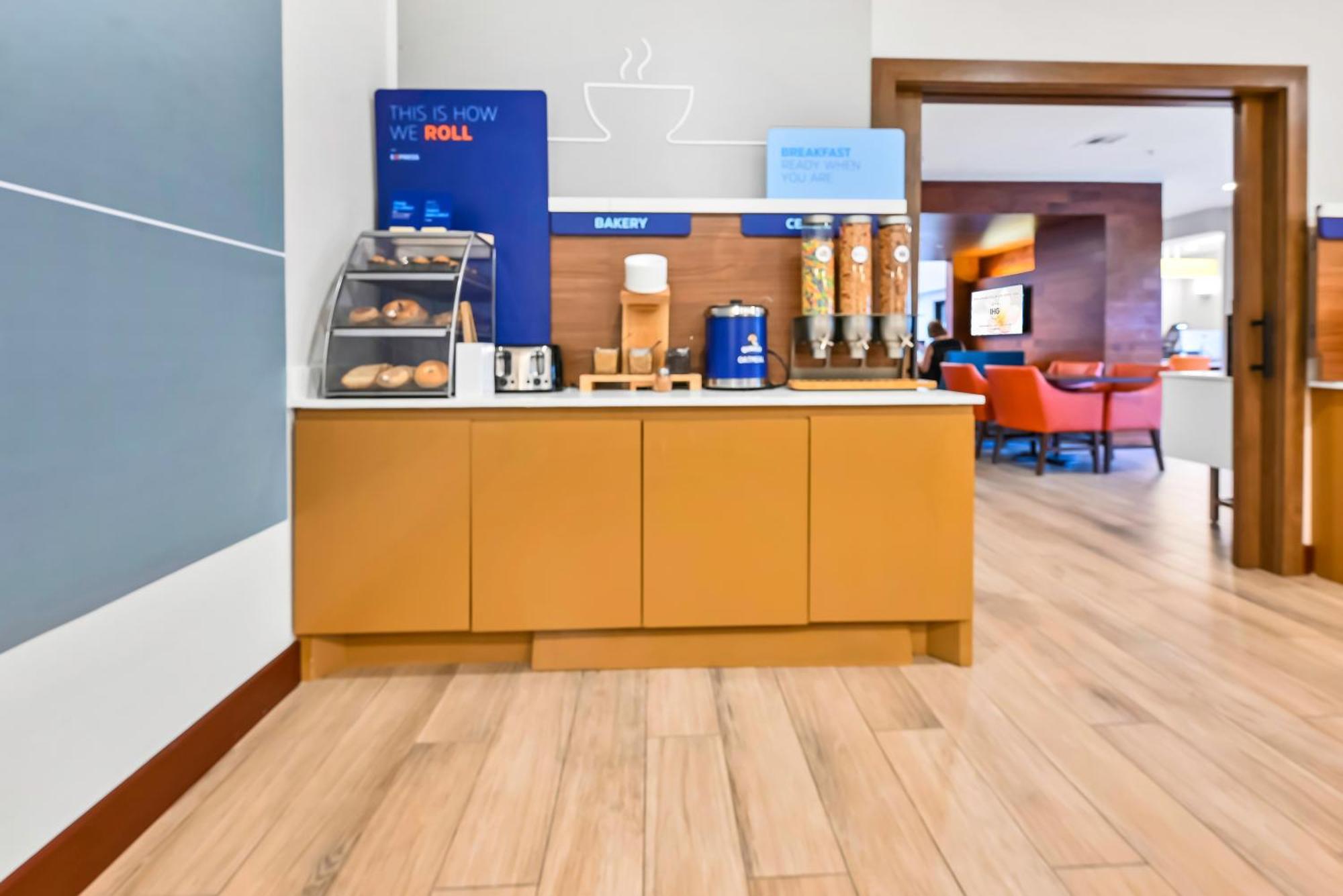 Holiday Inn Express Palestine By Ihg Exterior foto