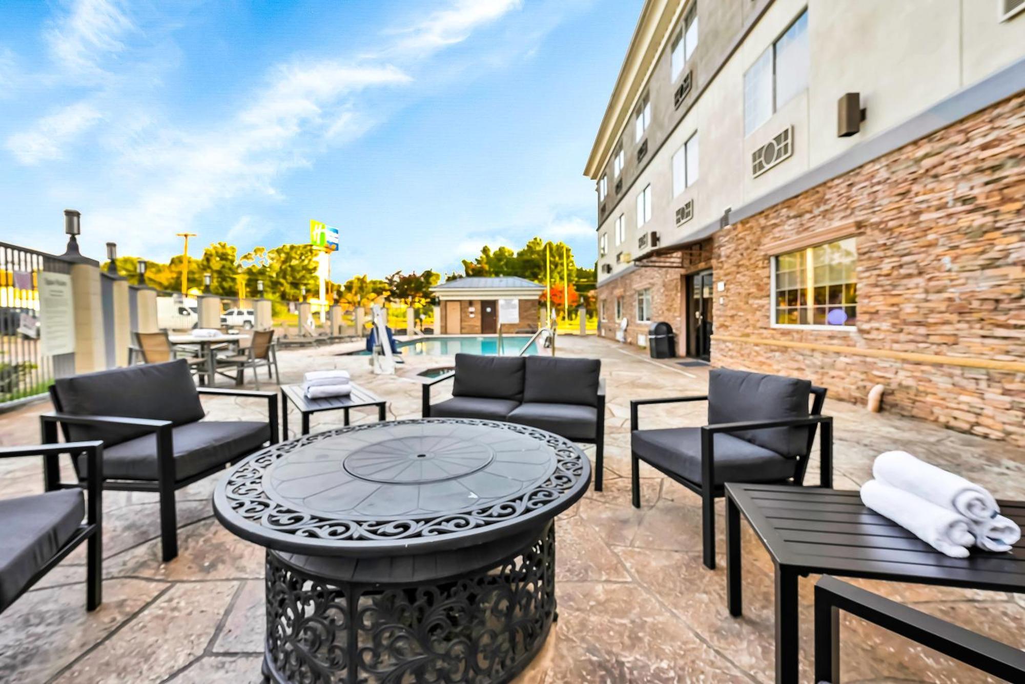 Holiday Inn Express Palestine By Ihg Exterior foto